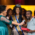 Momento da entrega de Prémio a vencedora MISS CPLP 2016